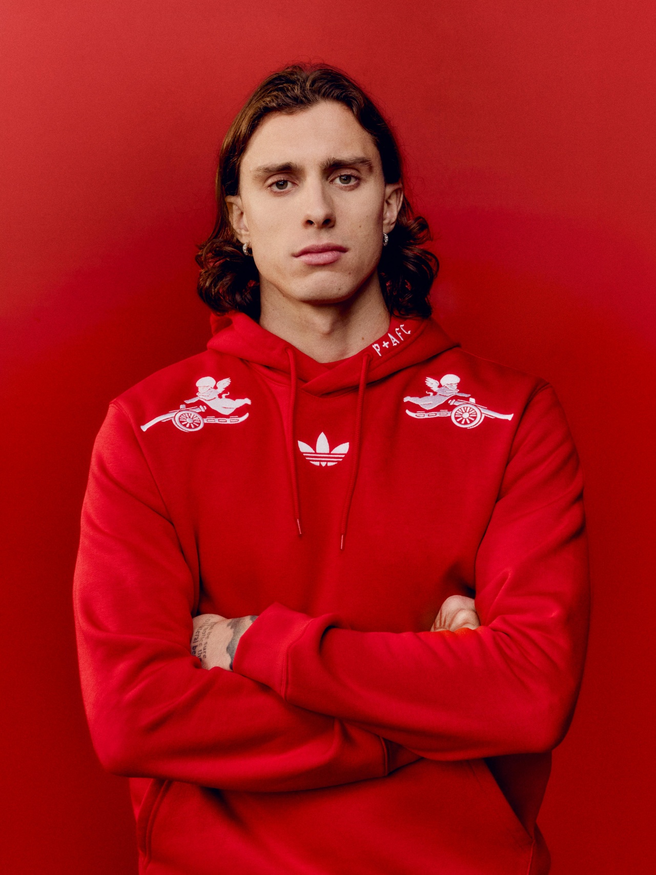 世界杯比赛在线观看地址-阿森纳今日正式发布阿迪达斯x阿森纳xPlaces+Faces三方联名系列